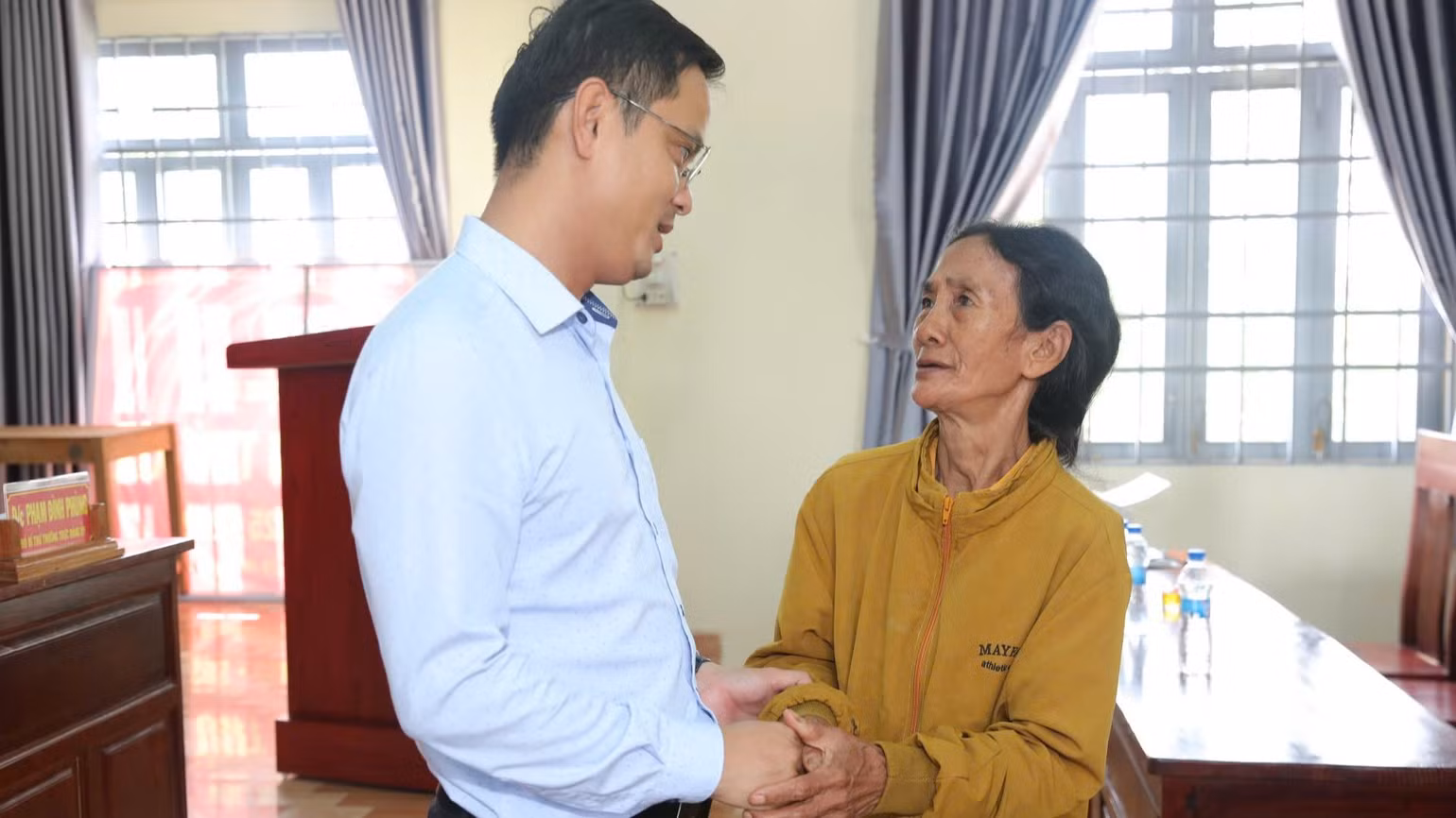 bai-125-anh-4-lanh-dao-xa-dak-nhau-nam-bat-tam-tu-nguyen-vong-trong-nhan-dan-5706.jpg
