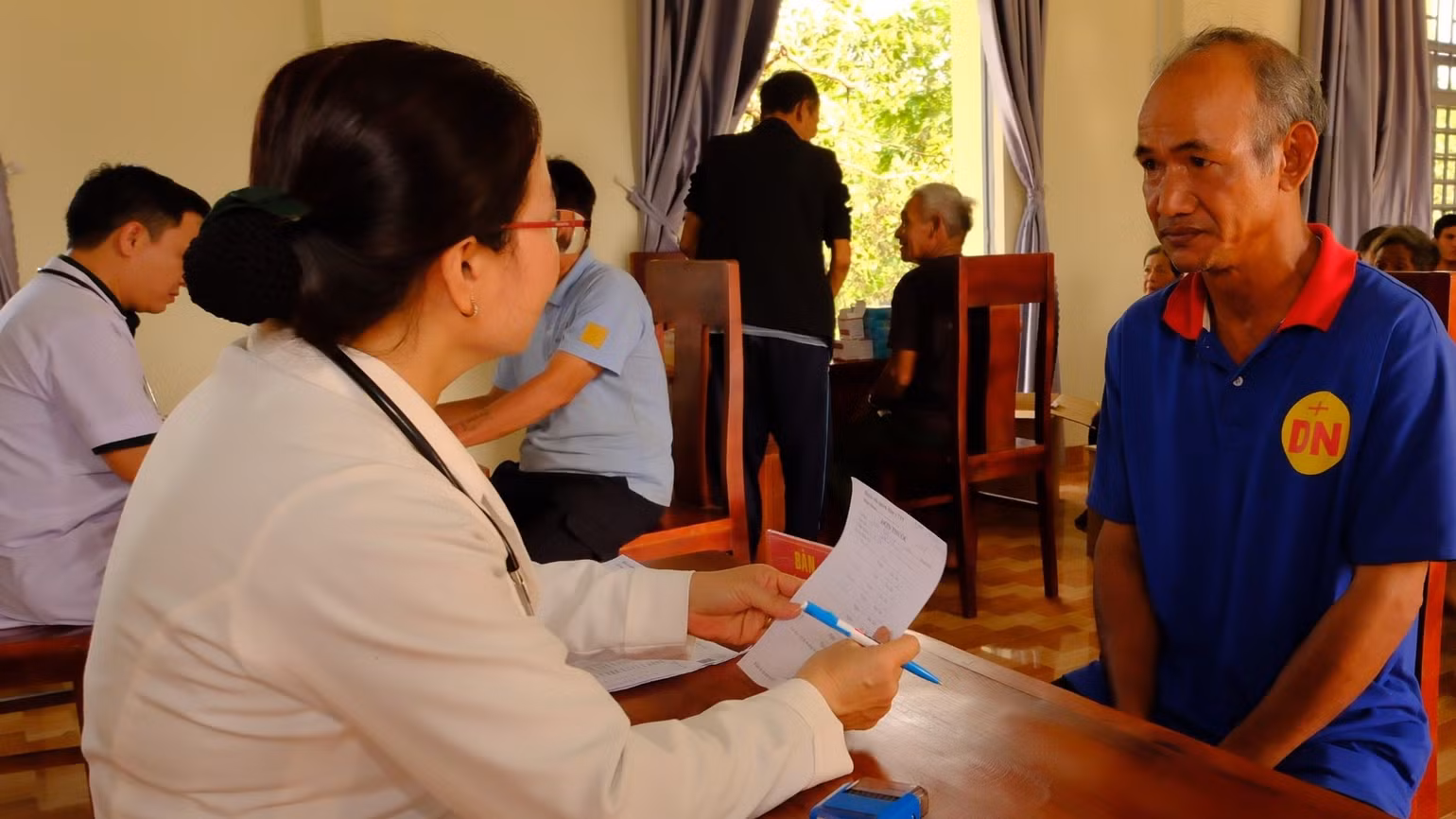 bai-125-anh-2-bac-sy-benh-xa-quan-dan-y-binh-doan-16-tu-van-benh-cho-nguoi-dan-xa-dak-nhau-4494.jpg