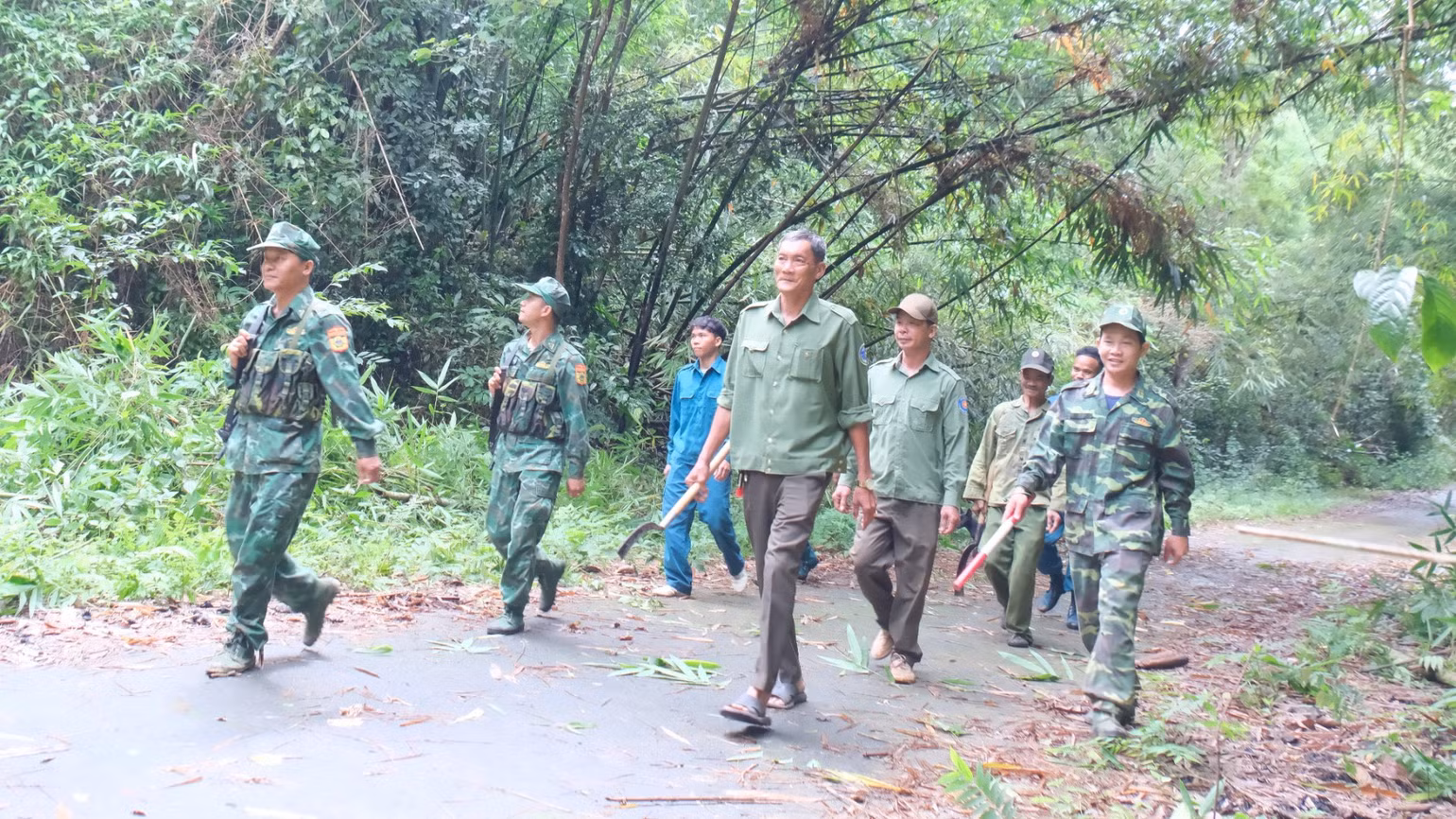 bai-126-anh-2-bo-doi-bien-phong-dan-quan-thuong-truc-va-can-bo-ban-quan-ly-rung-dak-mai-phoi-hop-tuan-tra-bao-ve-rung-9362.jpg