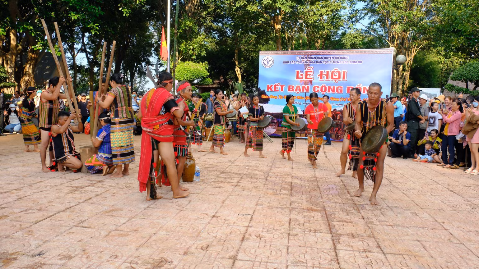bai-160-anh-4-bieu-dien-cong-chieng-cung-da-gao-trong-le-hoi-ket-ban-cong-dong-tai-soc-bom-bo-683.jpg