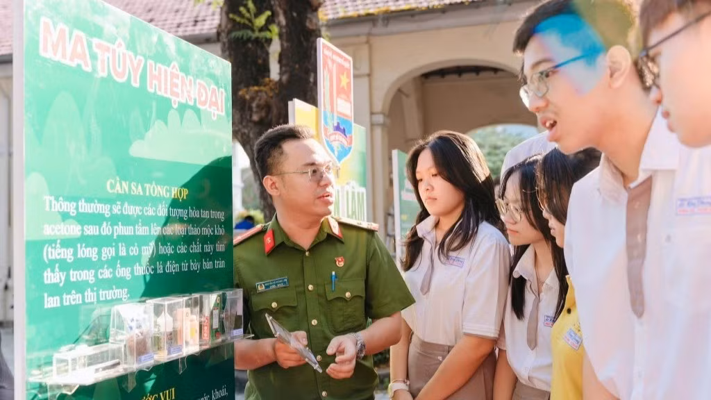 bai-156-ma-tuy-3-cong-an-thanh-pho-ho-chi-minh-gioi-thieu-tac-hai-cac-loai-ma-tuy-den-cac-em-hoc-sinh-7249.jpg