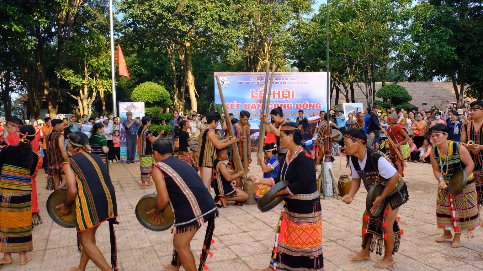 bai-160-anh-3-khong-gian-le-hoi-ket-ban-cong-dong-tai-soc-bom-bo-9851.jpg