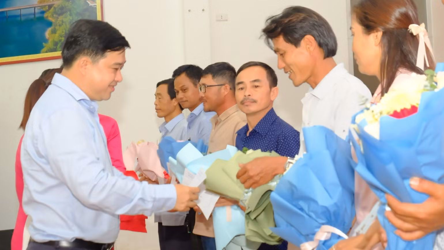 bai-161-anh-4-lanh-doa-tinh-dong-nai-khen-thuong-cac-ho-dan-tien-phong-nhan-tien-den-bu-141.jpg