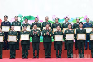 Các đồng chí Phan Văn Giang, Nguyễn Trọng Nghĩa (lần lượt thứ 4 và 5 từ trái sang, hàng đầu) trao Bằng khen tặng những tác giả, đại diện nhóm tác giả tiêu biểu giành Giải thưởng "Tuổi trẻ sáng tạo trong quân đội" lần thứ 26. (Ảnh: MAI TÙNG)
