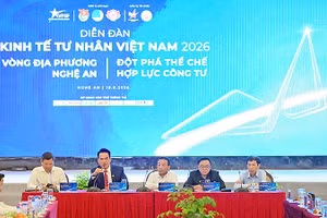 Các đồng chí chủ trì Diễn đàn.