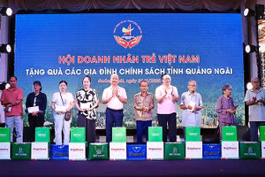 Đại diện đoàn đại biểu Hành trình trao quà tặng các gia đình chính sách tại Quảng Ngãi.