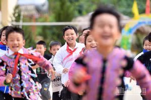Nụ cười học sinh xã Lóng Luông (cũ), một trong những địa phương từng là điểm nóng về ma túy. (Ảnh: LINH PHAN)