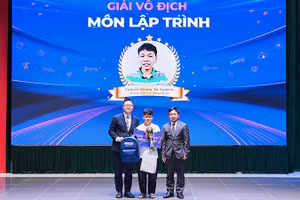Đại diện Ban tổ chức Kỳ thi trao giải vô địch môn lập trình TOFAS 2026 tặng thí sinh Nguyễn Quang An Nguyên, Trường trung học cơ sở Lê Hồng Phong. (Ảnh: Ban tổ chức cung cấp)