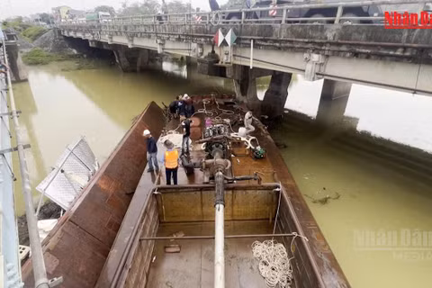 [Video] Di dời an toàn chiếc sà lan cuối cùng mắc kẹt dưới cầu đường sắt Mỹ Chánh, Quảng Trị 