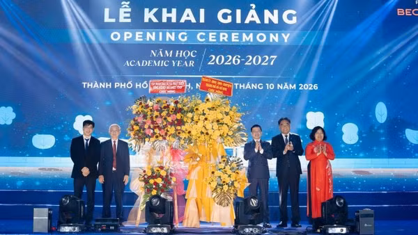 Lãnh đạo Thành phố Hồ Chí Minh trao tặng hoa chúc mừng Trường đại học Quốc tế Miền Đông khai giảng năm học mới. (Ảnh: EIU cung cấp).