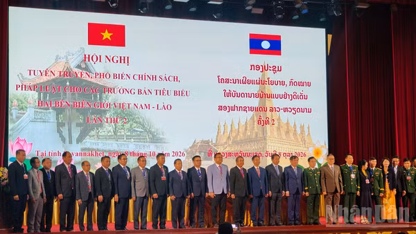 Các đại biểu chụp ảnh lưu niệm tại Hội nghị. (Ảnh: DUY TOÀN)