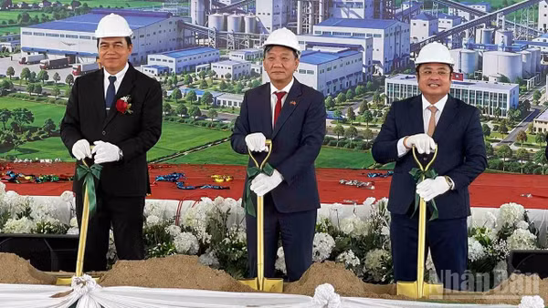 Đại sứ Nguyễn Minh Tâm cùng các đại biểu thực hiện nghi lễ động thổ tại Lễ tái khởi động dự án. (Ảnh: TRỊNH DŨNG)