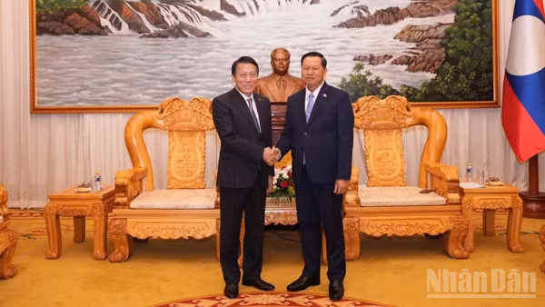 Bộ trưởng Công an Lương Tam Quang hội kiến Bộ trưởng Công an Lào Vanthong Kongmany. (Ảnh: DUY TOÀN)