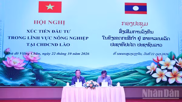 Đại sứ Nguyễn Minh Tâm và Thứ trưởng Nông nghiệp và Môi trường Lào Xaynakhone Inthavong đồng chủ trì hội nghị. (Ảnh: DUY TOÀN)