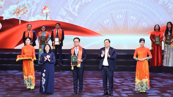 Ông Nguyễn Thế Duy, Phó Chủ tịch Hội đồng quản trị, kiêm Phó Tổng Giám đốc Tập đoàn Becamex nhận biểu trưng vinh danh tại chương trình. (Ảnh: HẠ LONG)