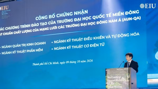 Tiến sĩ Ngô Minh Đức, Hiệu trưởng EIU phát biểu ý kiến tại buổi đón nhận Chứng nhận AUN-QA cho 4 chương trình đào tạo của trường. (Ảnh: T. Bình)