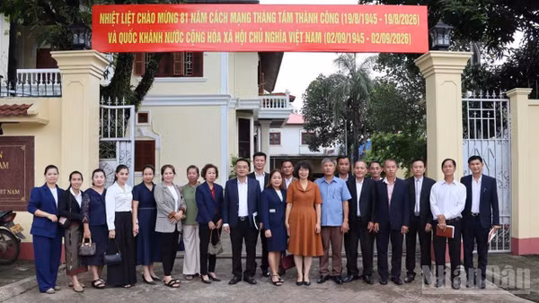 Tổng Lãnh sự Việt Nam tại Pakse Tạ Phương Dung và đại diện các Hội người Việt Nam tại 4 tỉnh nam Lào. (Ảnh: Cộng tác viên)