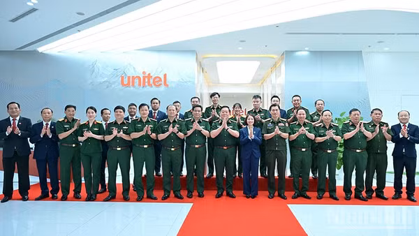 Đại tướng Nguyễn Trọng Nghĩa thăm, làm việc với Công ty Star Telecom. (Ảnh: TRỊNH DŨNG)