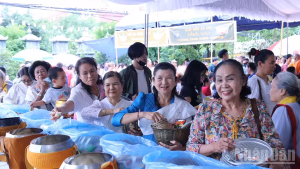 Phật tử và kiều bào người Việt thực hiện nghi lễ Tắc Bạt (cúng dường) tại buổi lễ. (Ảnh: DUY TOÀN)