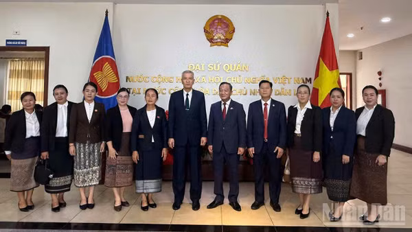 Lãnh đạo các cơ quan, đơn vị của Lào chúc mừng Đại sứ quán Việt Nam tại Lào. (Ảnh: DUY TOÀN)