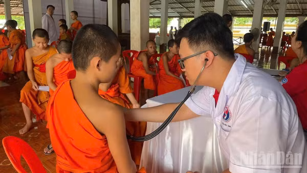 Hoạt động khám bệnh của các bác sĩ trẻ Việt Nam tại Luang Prabang, Lào. Ảnh: Duy Toàn