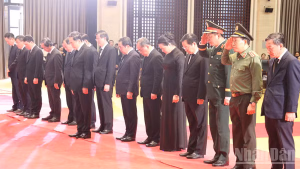 Chủ tịch Quốc hội Trần Thanh Mẫn dẫn đầu Đoàn đại biểu cấp cao Đảng, Nhà nước Việt Nam viếng đồng chí Saysomphone Phomvihane. (Ảnh: DUY TOÀN)