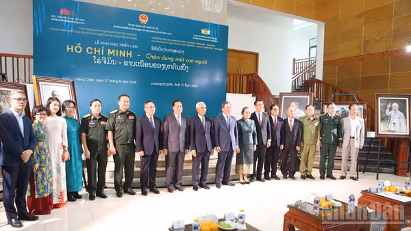 Các đại biểu chụp ảnh lưu niệm tại sự kiện. (Ảnh: TRỊNH DŨNG)