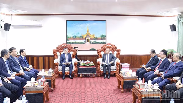 Đồng chí Đoàn Minh Huấn (bìa trái) cùng đoàn công tác tại buổi làm việc với đồng chí Kikeo Khaykhamphithoune. (Ảnh: DUY TOÀN)