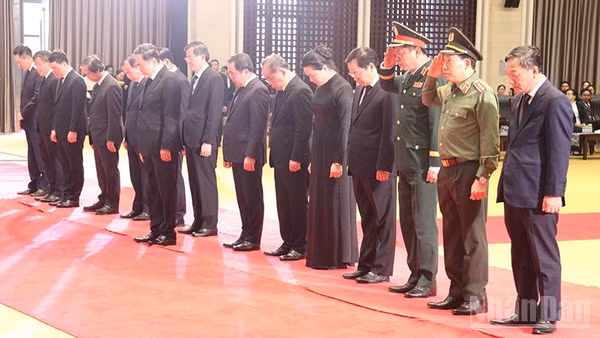 Chủ tịch Quốc hội Trần Thanh Mẫn dẫn đầu Đoàn đại biểu cấp cao Đảng, Nhà nước Việt Nam viếng đồng chí Saysomphone Phomvihane. (Ảnh: DUY TOÀN)
