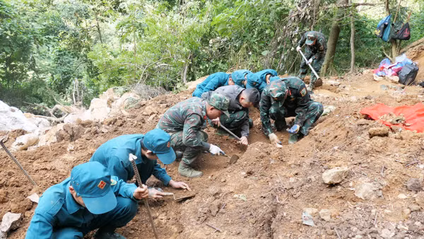 Các lực lượng chức năng tổ chức tìm kiếm, quy tập hài cốt liệt sĩ tại bình độ 300, thôn Giang Nam, xã Thanh Thủy. (Ảnh: KHÁNH TOÀN)