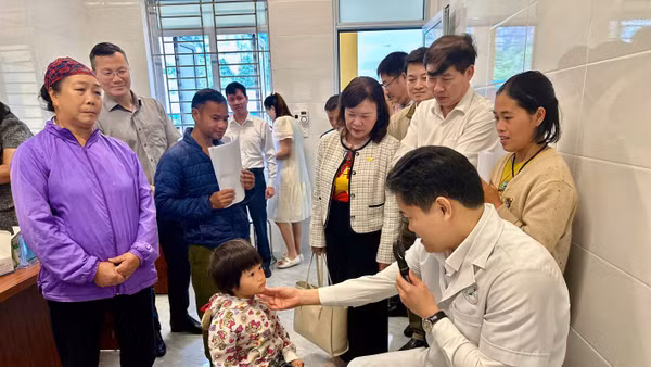 Đoàn công tác Bộ Y tế khám và cấp phát thuốc miễn phí cho người dân các xã vùng cao tỉnh Tuyên Quang.