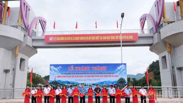 Các đồng chí lãnh đạo tỉnh Tuyên Quang cắt băng khánh thành công trình đập dâng nước tạo cảnh quan trung tâm thành phố Hà Giang (cũ). (Ảnh: KHÁNH TOÀN)