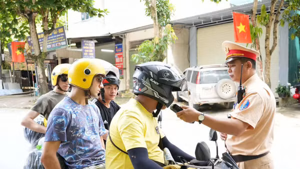 Lực lượng Cảnh sát giao thông tăng cường kiểm tra, bảo đảm an toàn giao thông trên các tuyến đường lên Cao nguyên đá Đồng Văn. (Ảnh: Phòng Cảnh sát giao thông Tuyên Quang)