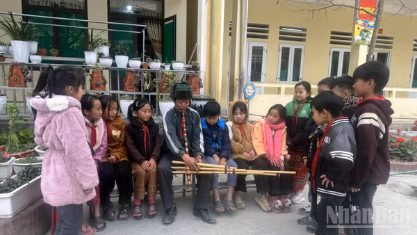 Ông Vàng Chá Thào là người có uy tín ở thôn Chúng Pả, xã Phố Bảng truyền dạy văn hóa truyền thống người H’Mông cho học sinh trên địa bàn xã. (Ảnh: KHÁNH TOÀN)