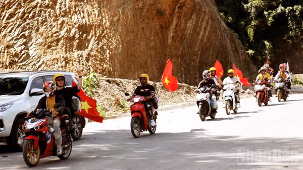 Khách du lịch nước ngoài lên tham quan Cao nguyên đá Đồng Văn. (Ảnh: KHÁNH TOÀN)
