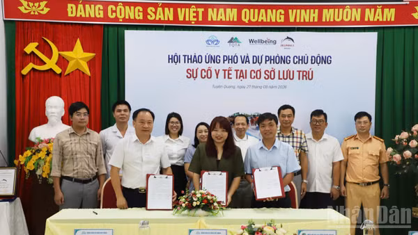 Lễ ký kết hợp tác giữa Hiệp hội Du lịch tỉnh Tuyên Quang, Bệnh viện đa khoa Đức Minh và Tổ chức Giáo dục Sức khỏe Wellbeing. (Ảnh: KHÁNH TOÀN)