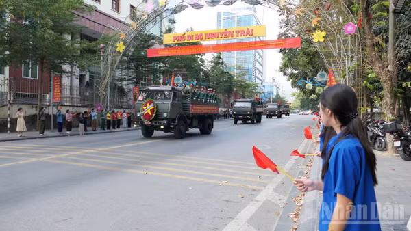 Nhân dân đứng hai bên đường đón và tiễn đưa các Anh hùng liệt sĩ về Nghĩa trang liệt sĩ Vị Xuyên. (Ảnh: KHÁNH TOÀN)
