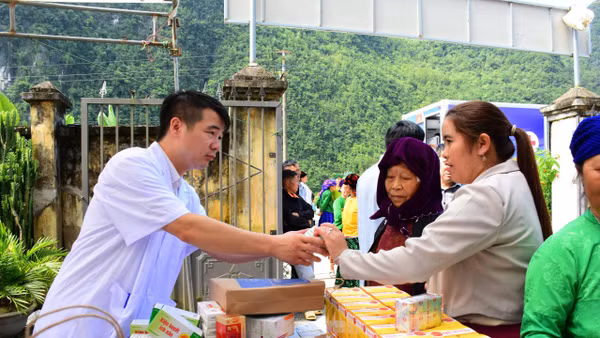 Sở Y tế tỉnh Tuyên Quang tổ chức khám, cấp phát thuốc miễn phí tại xã Phố Bảng. (Ảnh: MINH HOA)