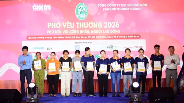 Trao quà cho công nhân, người lao động có hoàn cảnh khó khăn tại chương trình. 