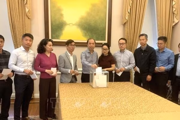 Cán bộ, nhân viên Đại sứ quán và các cơ quan đại diện của Việt Nam tại Mỹ quyên góp ủng hộ đồng bào bị bão lụt trong nước. (Ảnh: Ngọc Quang/TTXVN)