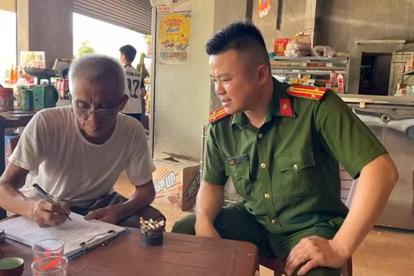Công an xã Tân Thành, tỉnh Lạng Sơn hướng dẫn người dân ký cam kết không vi phạm an ninh trật tự trên địa bàn.
