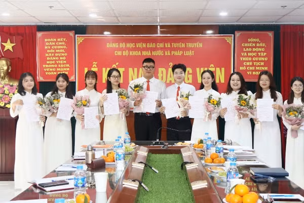 Các sinh viên Khoa Nhà nước và Pháp luật (Học viện Báo chí và Tuyên truyền) được kết nạp Đảng tháng 5/2025. (Ảnh: AJC)