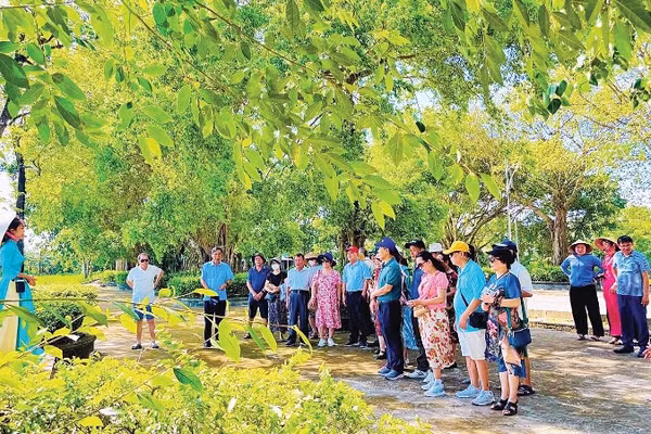 Các tour du lịch góp phần tạo nên sức hút cho làng Quỳnh Đôi. (Ảnh: QUANG MINH)