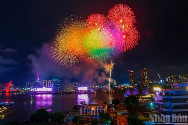 Pháo hoa rực sáng mừng kỷ niệm 50 năm Thành phố mang tên Bác