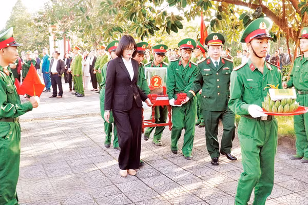 Lễ truy điệu, an táng hài cốt liệt sĩ tại nghĩa trang xã Cam Lộ, tỉnh Quảng Trị. (Ảnh: nhandan.vn)
