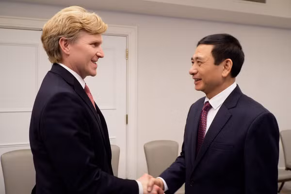 Đại tướng Phan Văn Giang và Thứ trưởng thứ nhất Bộ Chiến tranh Hoa Kỳ Elbridge A. Colby. (Ảnh: Đoàn Hùng/TTXVN) 