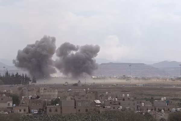 Khói bốc lên sau các cuộc không kích xuống Sanaa, Yemen. (Ảnh: THX/TTXVN)