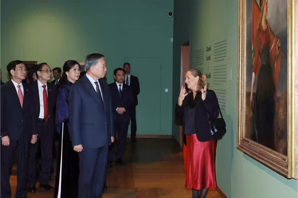 Tổng Bí thư, Chủ tịch nước Tô Lâm và Phu nhân Ngô Phương Ly tham quan Bảo tàng Glyptotek tại trung tâm thủ đô Copenhagen (Đan Mạch). (Ảnh: TTXVN)