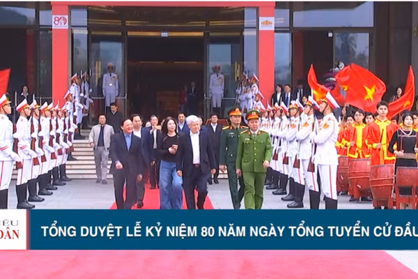 Phó Chủ tịch Thường trực Quốc hội Đỗ Văn Chiến cùng các Phó Chủ tịch Quốc hội Nguyễn Khắc Định, Nguyễn Đức Hải dự chương trình tổng duyệt Lễ kỷ niệm 80 năm Ngày Tổng tuyển cử đầu tiên bầu Quốc hội Việt Nam. (Ảnh: daibieunhandan.vn)