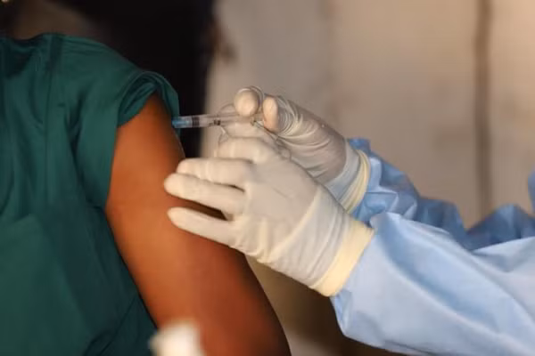 Nhân viên y tế tiêm vaccine phòng dịch Ebola tại khu vực y tế Bulape, miền trung Cộng hòa dân chủ Congo, tháng 9/2025. (Ảnh: WHO/XINHUA)